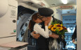 波蘭機長廣播一半突下跪求婚  當眾與空姐浪漫擁吻