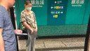 迷彩男港鐵月台小便 射尿攔路乘客落車受阻