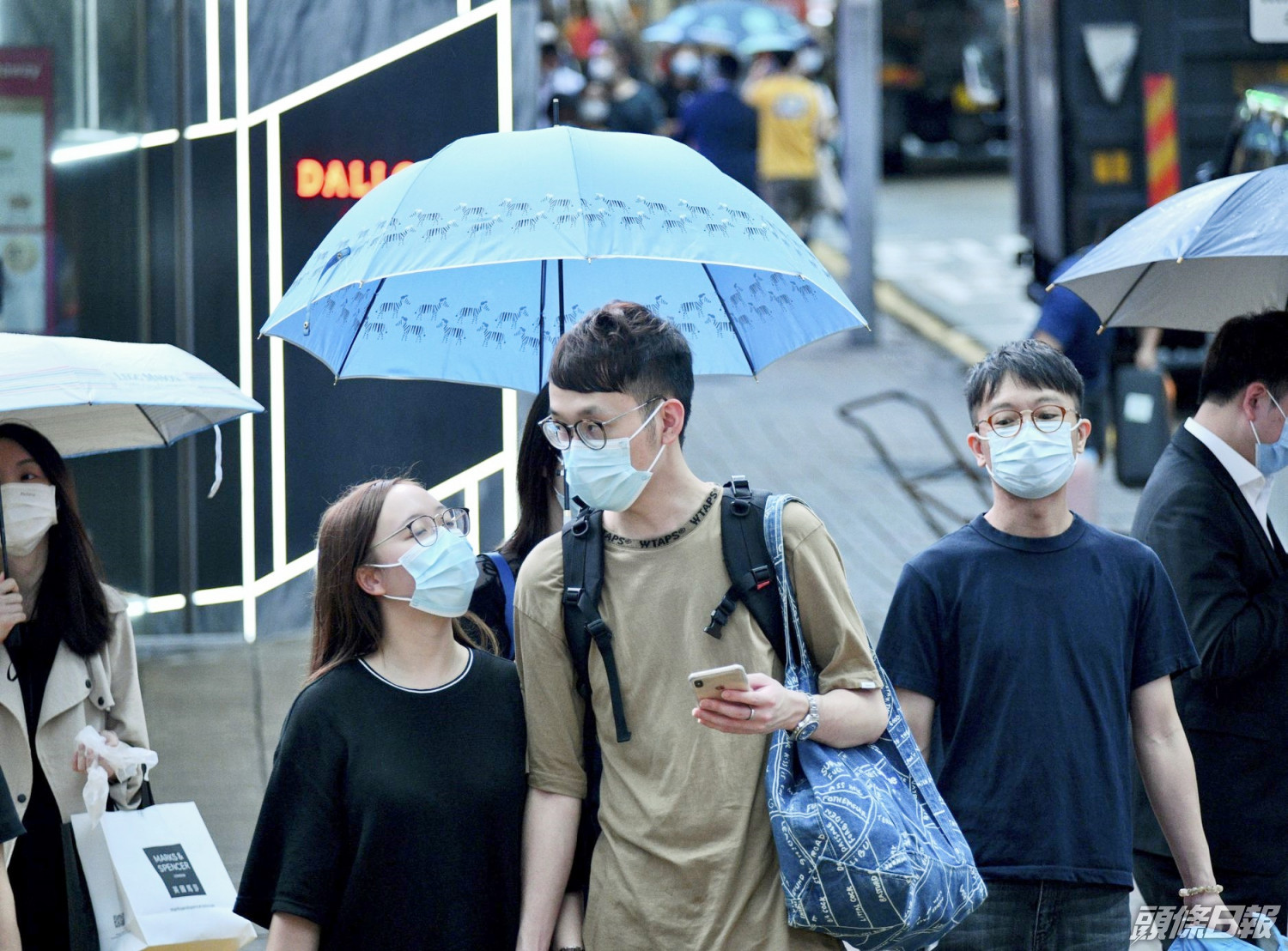 天文台晚上7時15分發出黃雨警告信號 頭條日報