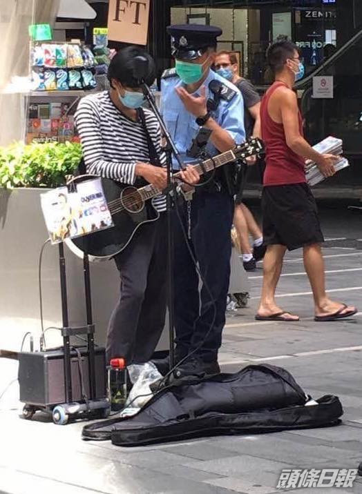 街頭歌手oliver Ma中環唱 榮光 英文版被警方帶走 頭條日報