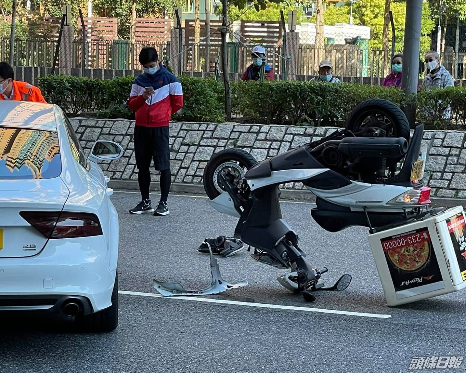 紅磡pizza Hut外賣員捱車撞受傷電單車被撞致兩輪朝天 頭條日報