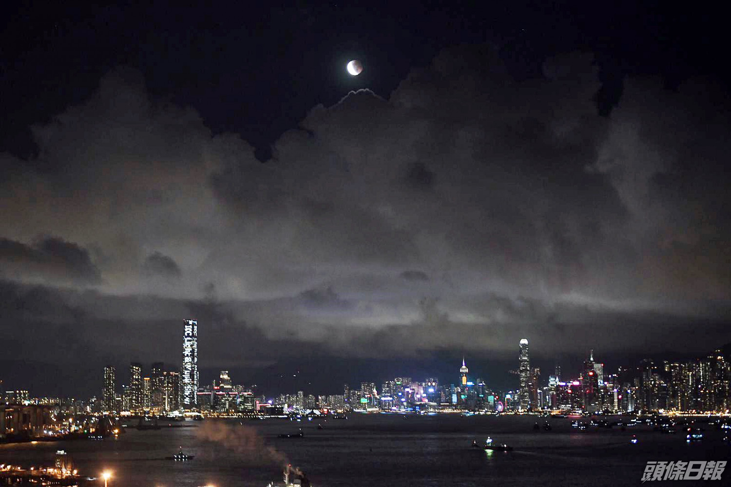 圖輯 本港夜空上演月全食 超級血月 多區市民聚集賞月 頭條日報