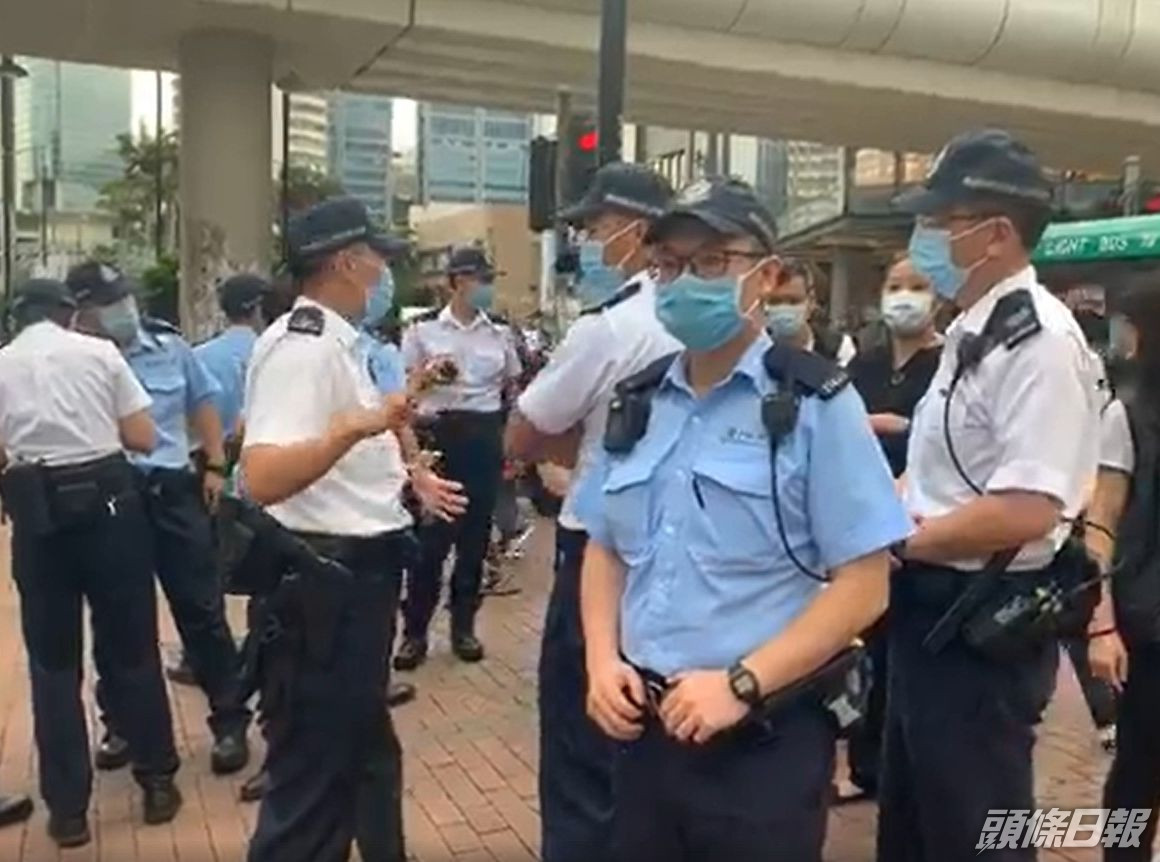 國安法 天水連線葵芳設街站警 橫額印 光復香港 涉違法 頭條日報