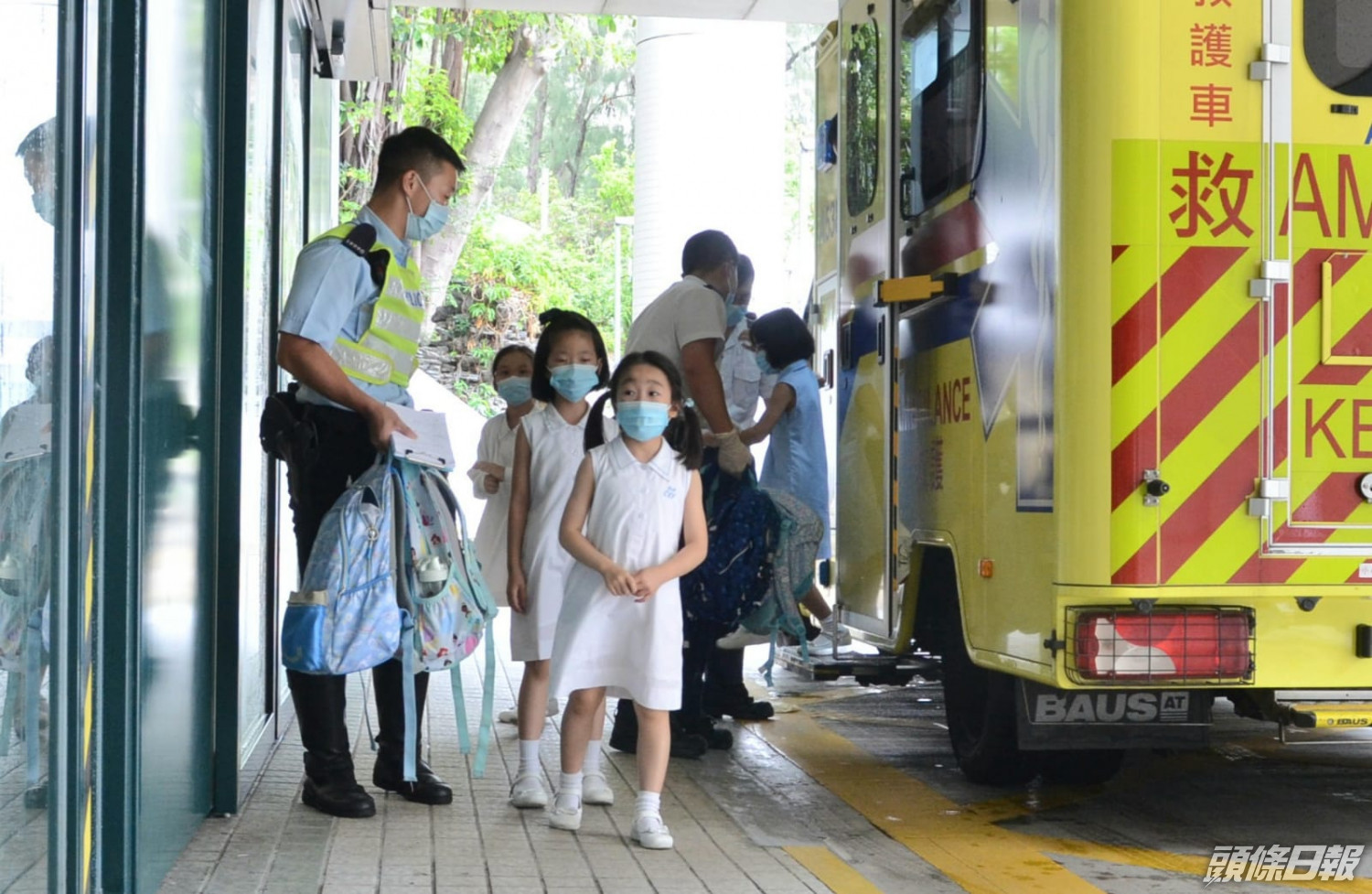 車cam直擊 長沙灣大埔道校巴私家車相撞14傷包括小學生 頭條日報