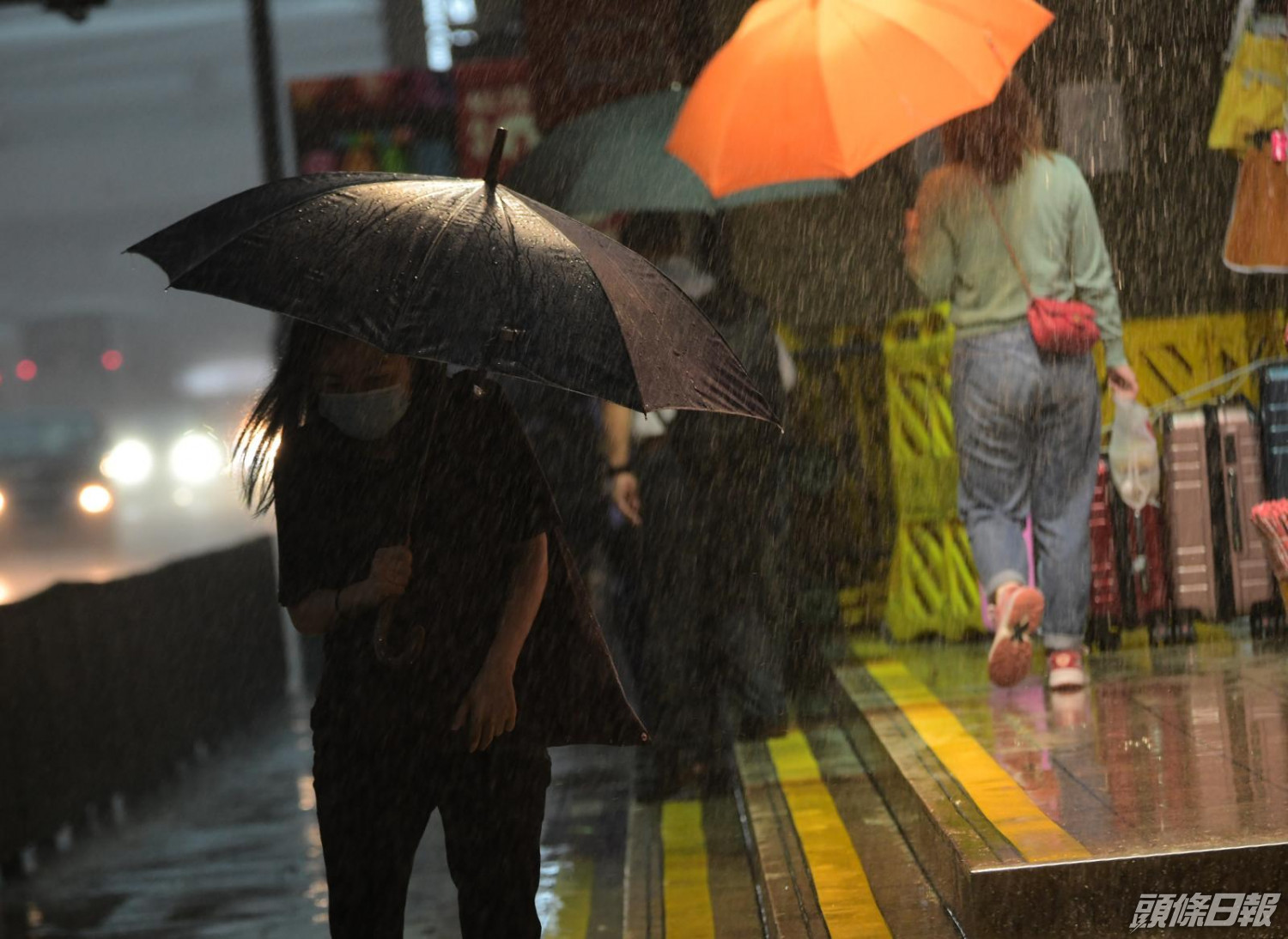 冒雨狼狽返工 打工仔湧天文台fb洗版怨太遲改發黑雨 | 頭條日報