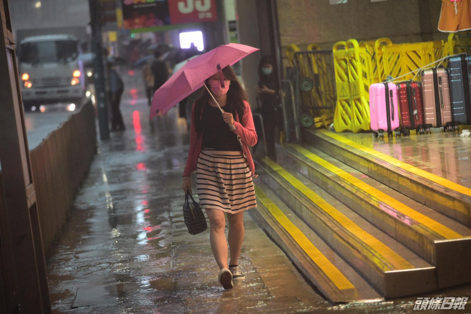 天文台解畫今早雨量未達黑雨指標時發警告已有預警性質 頭條日報 天文台解畫今早雨量未達黑雨指標時發警告已有預警性質 頭條日報