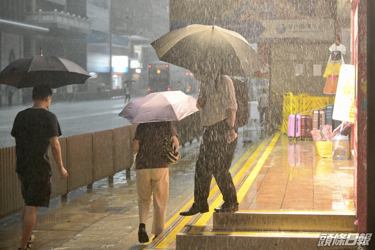 地台台長fb譏黑雨折返 避雨是動物本能不過有市民不懂 頭條日報