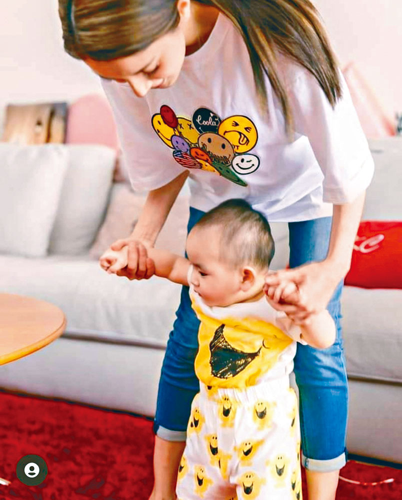 陳凱琳細仔大眼靚仔似足鄭嘉穎 星島日報 陳凱琳細仔大眼靚仔似足鄭嘉穎 星島日報