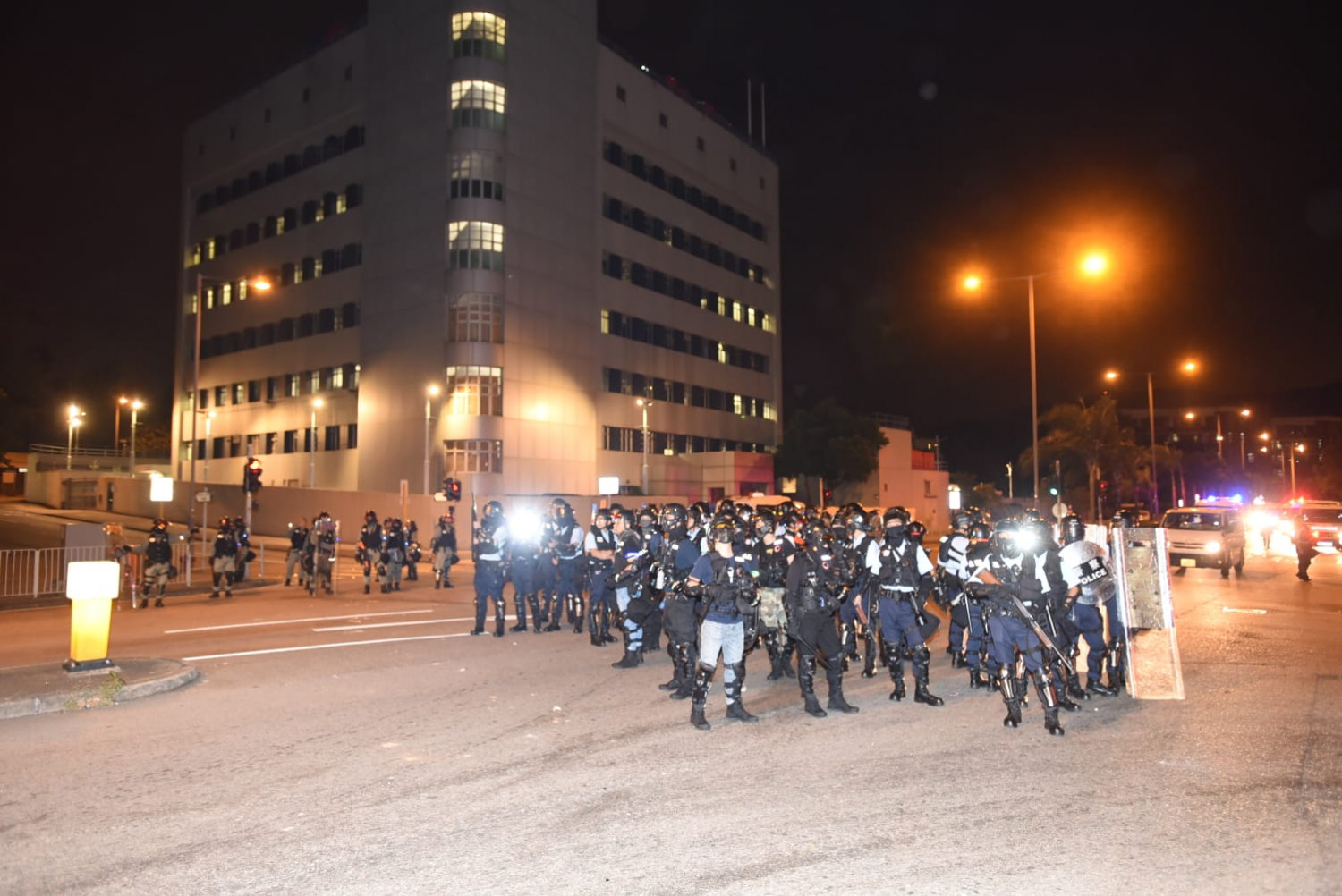 屯門不明氣體 再有示威者大興基地外堵路防暴警出動清理 頭條日報