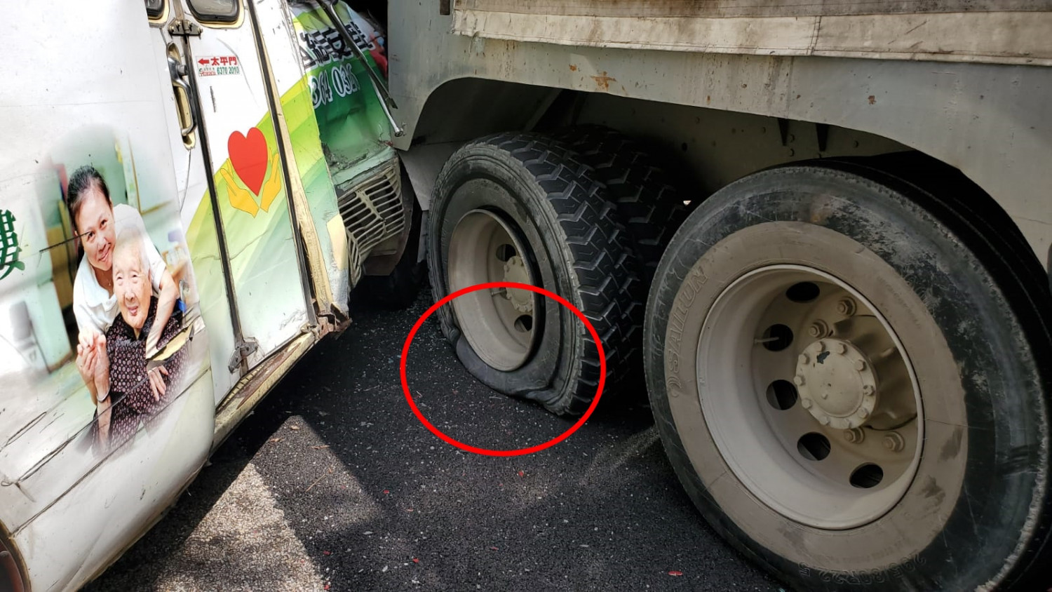 惠州一泥头车刹车不及时撞向山体，致司机被困_进行_道路_下肢