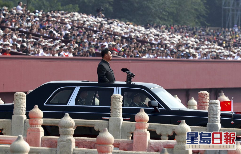 十一国庆 习近平检阅部队向党旗军旗国旗行注目礼 星岛日报