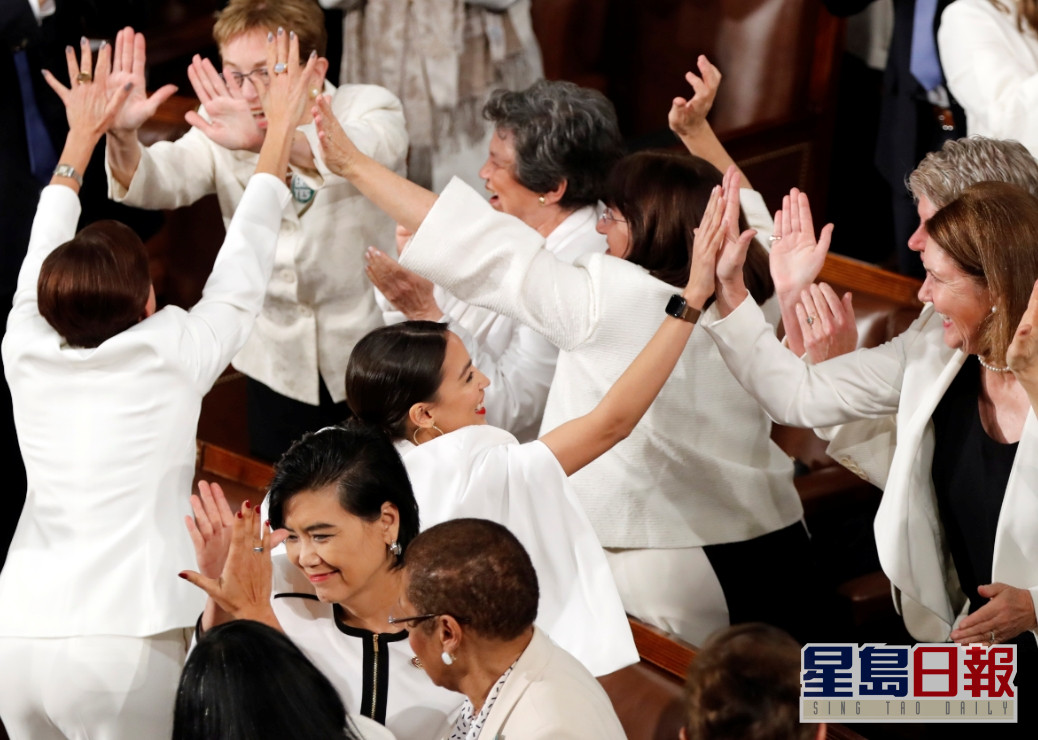 國情咨文 女議員穿白衣宣示女權罕有為特朗普發言起立歡呼 星島日報