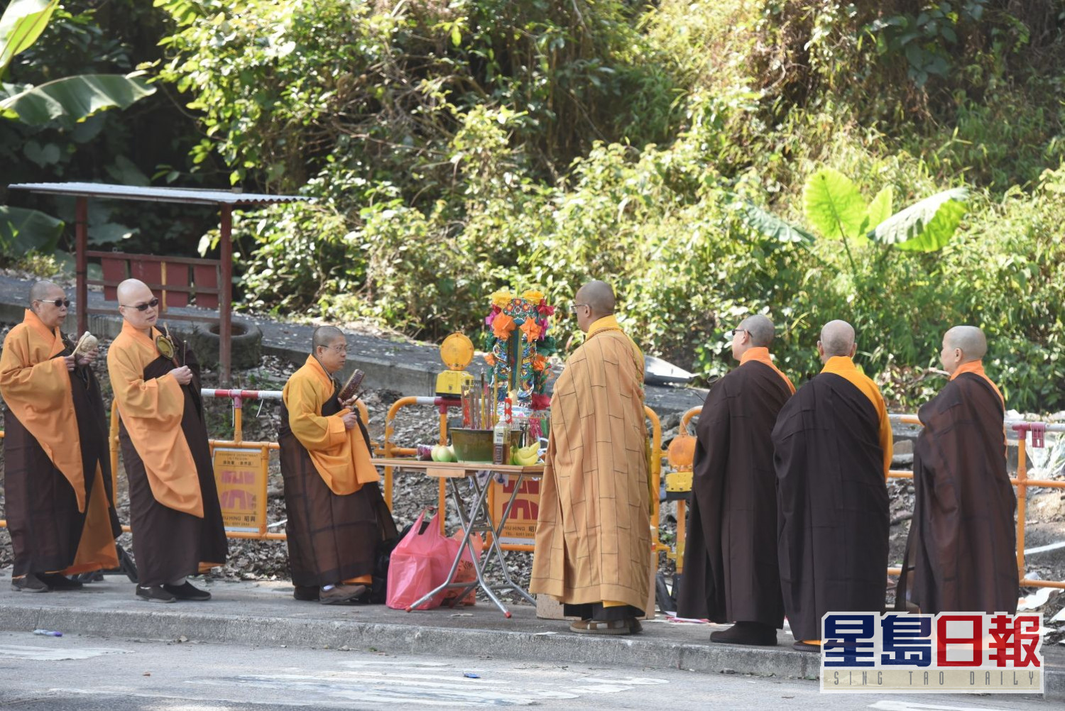 九巴翻侧 村民悲痛不已自资法事再超渡亡魂 星岛日报