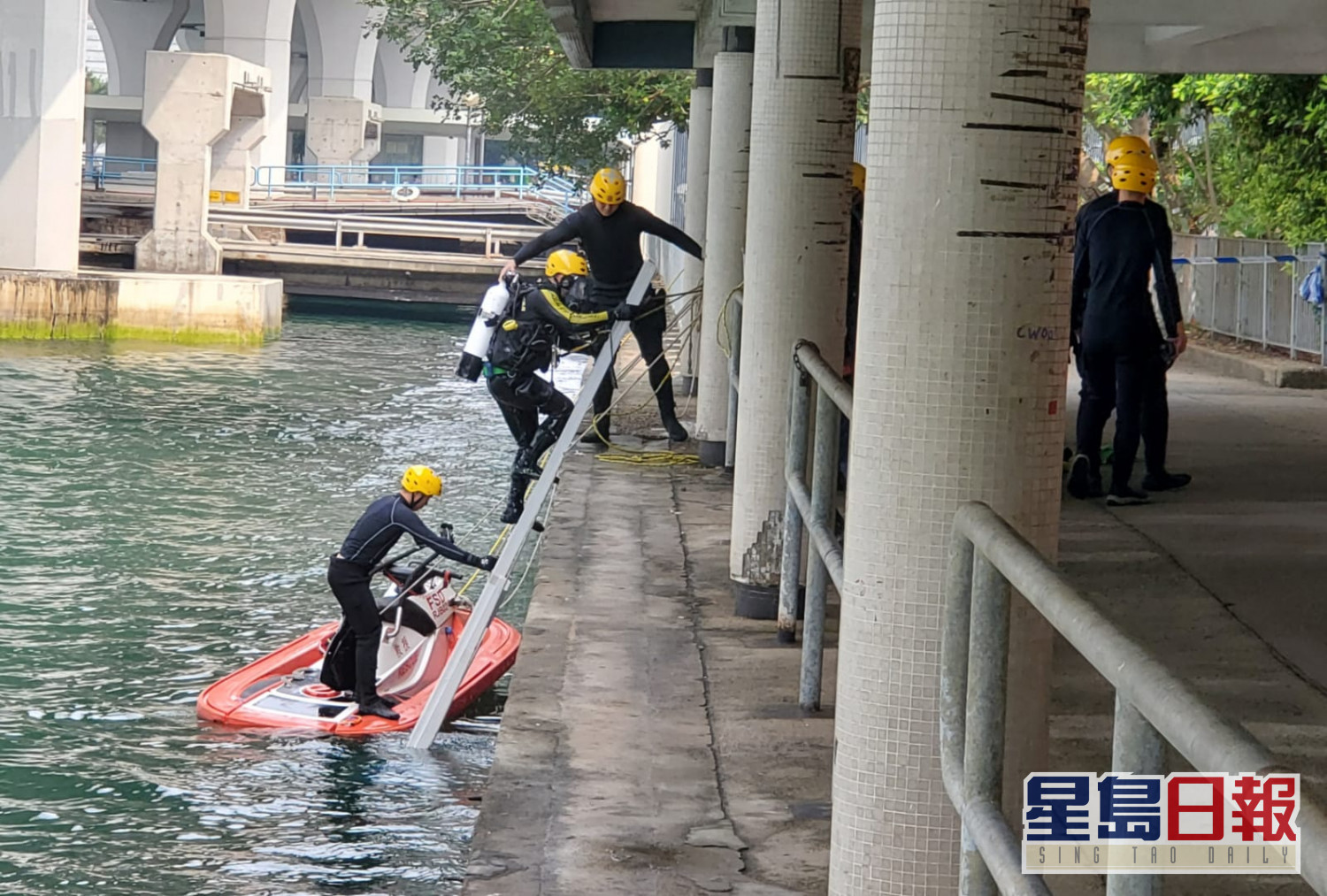 發死亡短訊 中年婦疑觀塘碼頭跳海消防派蛙人搜索 星島日報