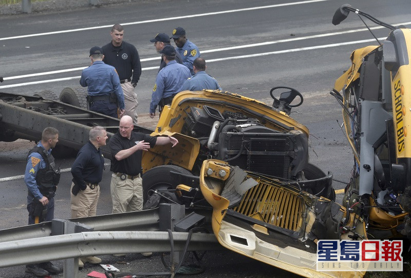 新澤西州校巴撞垃圾車2死44傷 星島日報