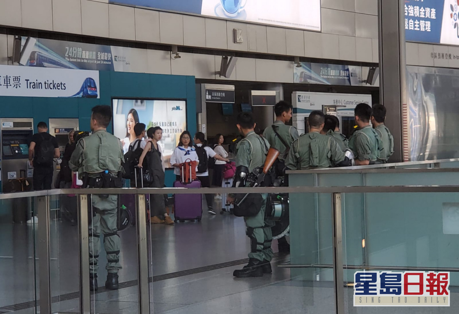 修例風波 防暴警駐機場戒備東涌商鋪早上如常營業 星島日報