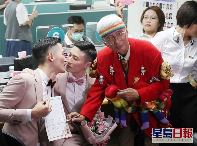 亚洲首地 法案生效首日台湾逾百同性伴侣登记结婚 星岛日报