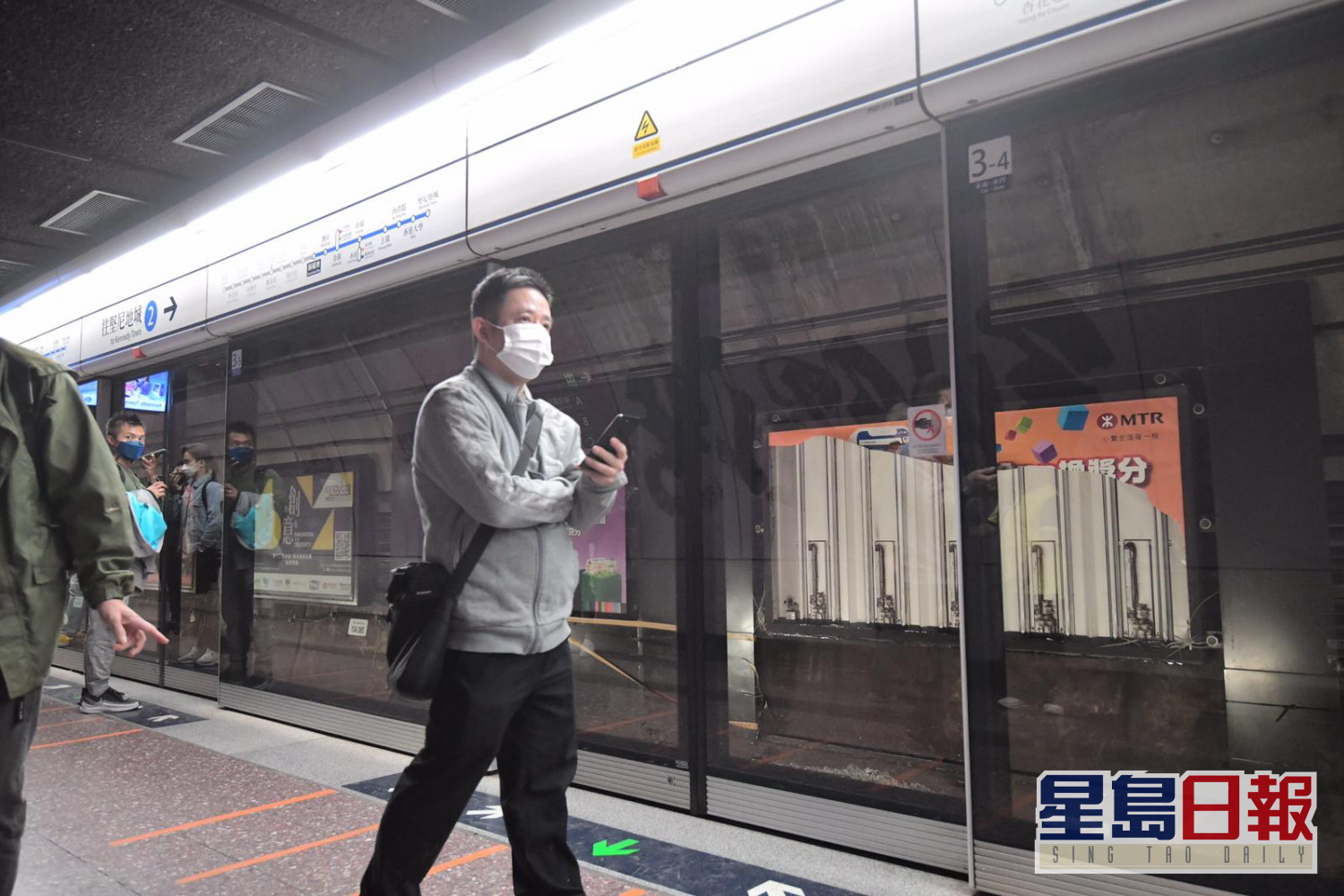 港鐵甩門 港鐵 初步懷疑廣告牌部件移位與車門碰撞收車後檢查同類部件 星島日報