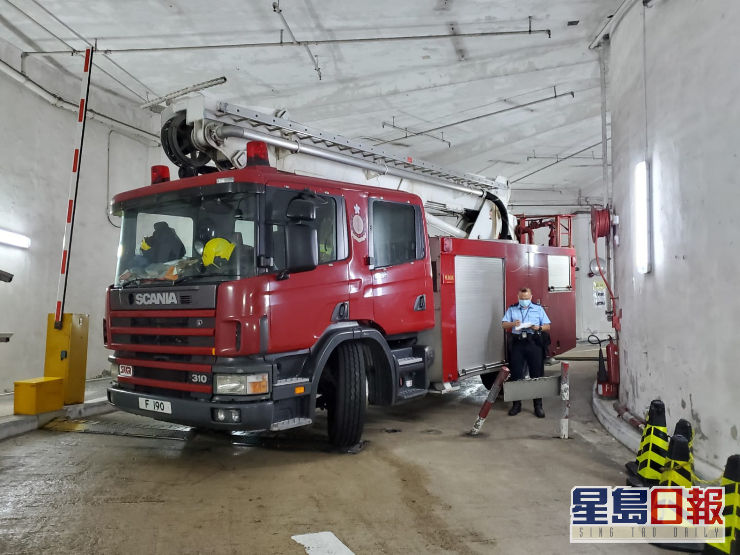 消防车香港仔撞歪铁柱无人受伤 星岛日报