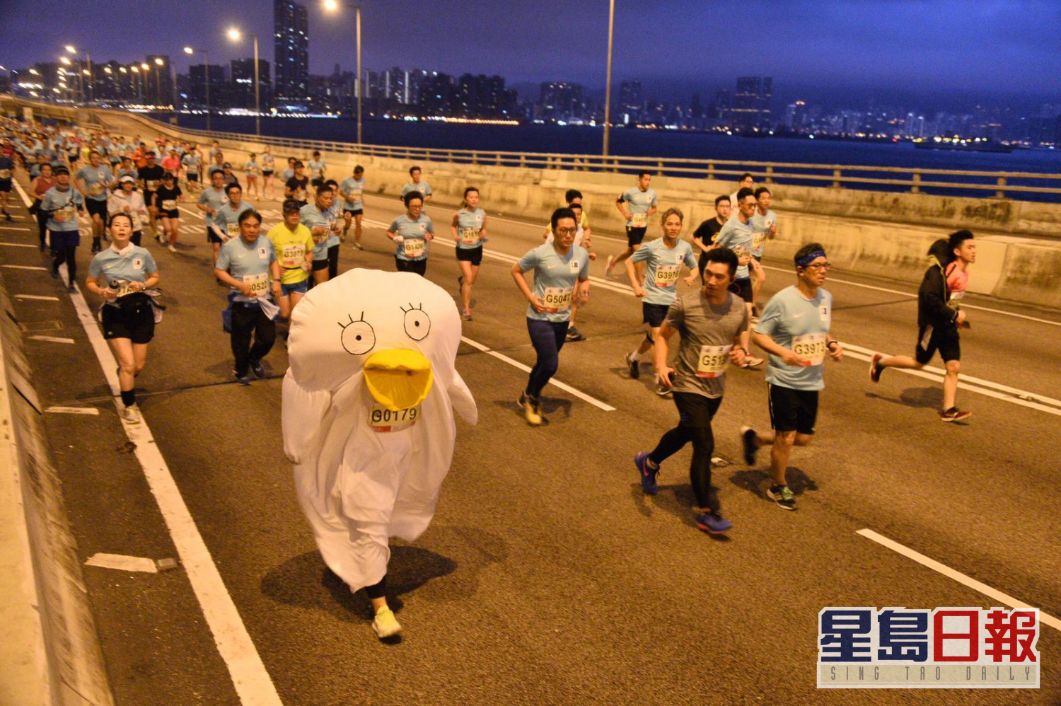 渣馬 鯊蹤處處黑超蜘蛛俠飛奔賽道熊本熊跑紅了雙頰 港聞 即時 星島日報