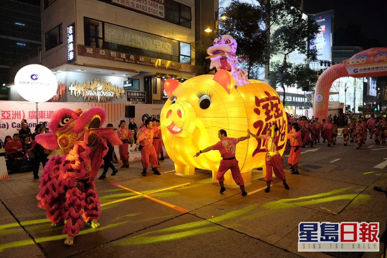 花車巡遊勁歌熱舞上演遊客舉機大讚氣氛好 星島日報