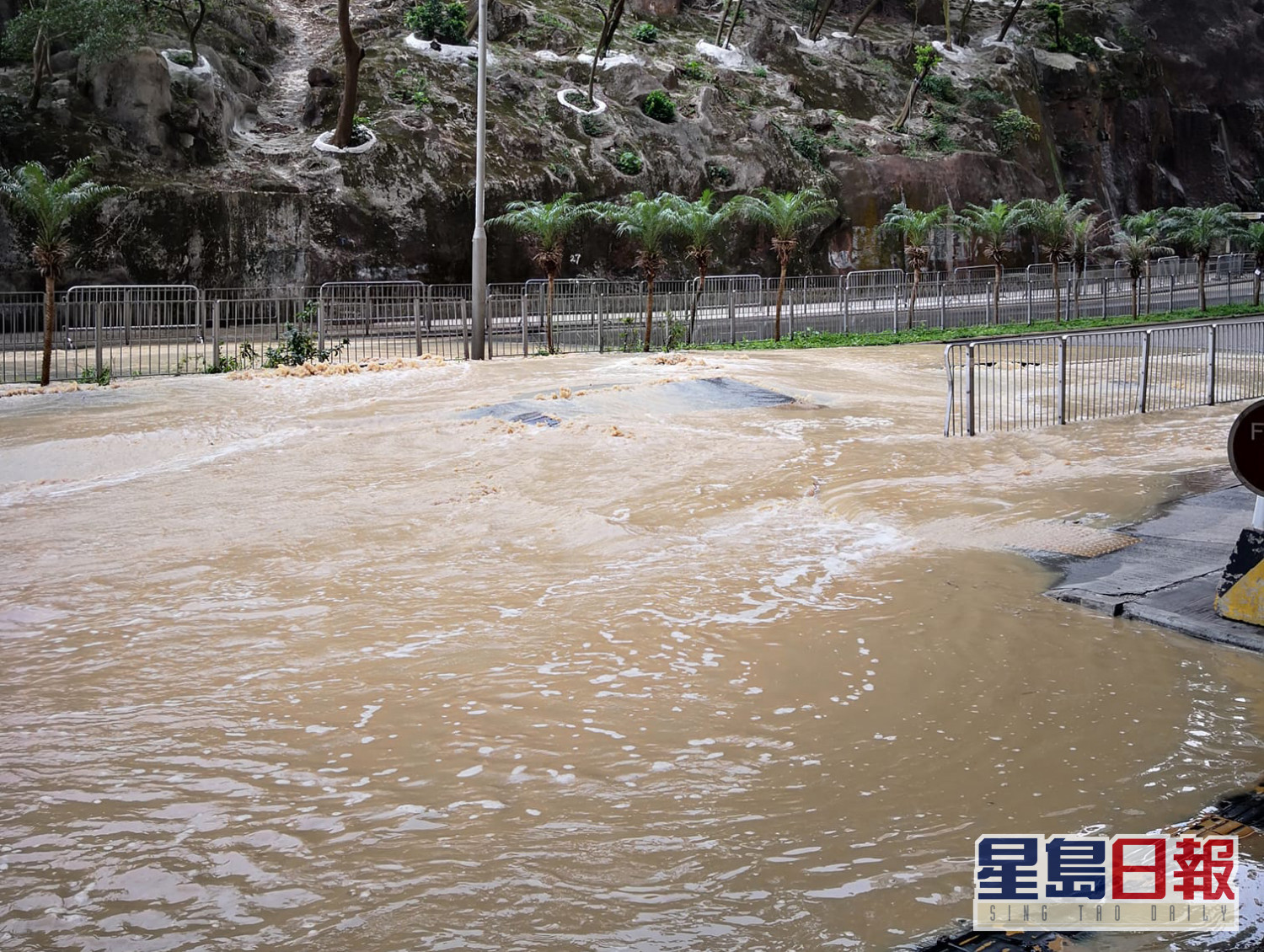 油塘鯉魚門道爆水管泥水淹路車輛繞道行駛 星島日報