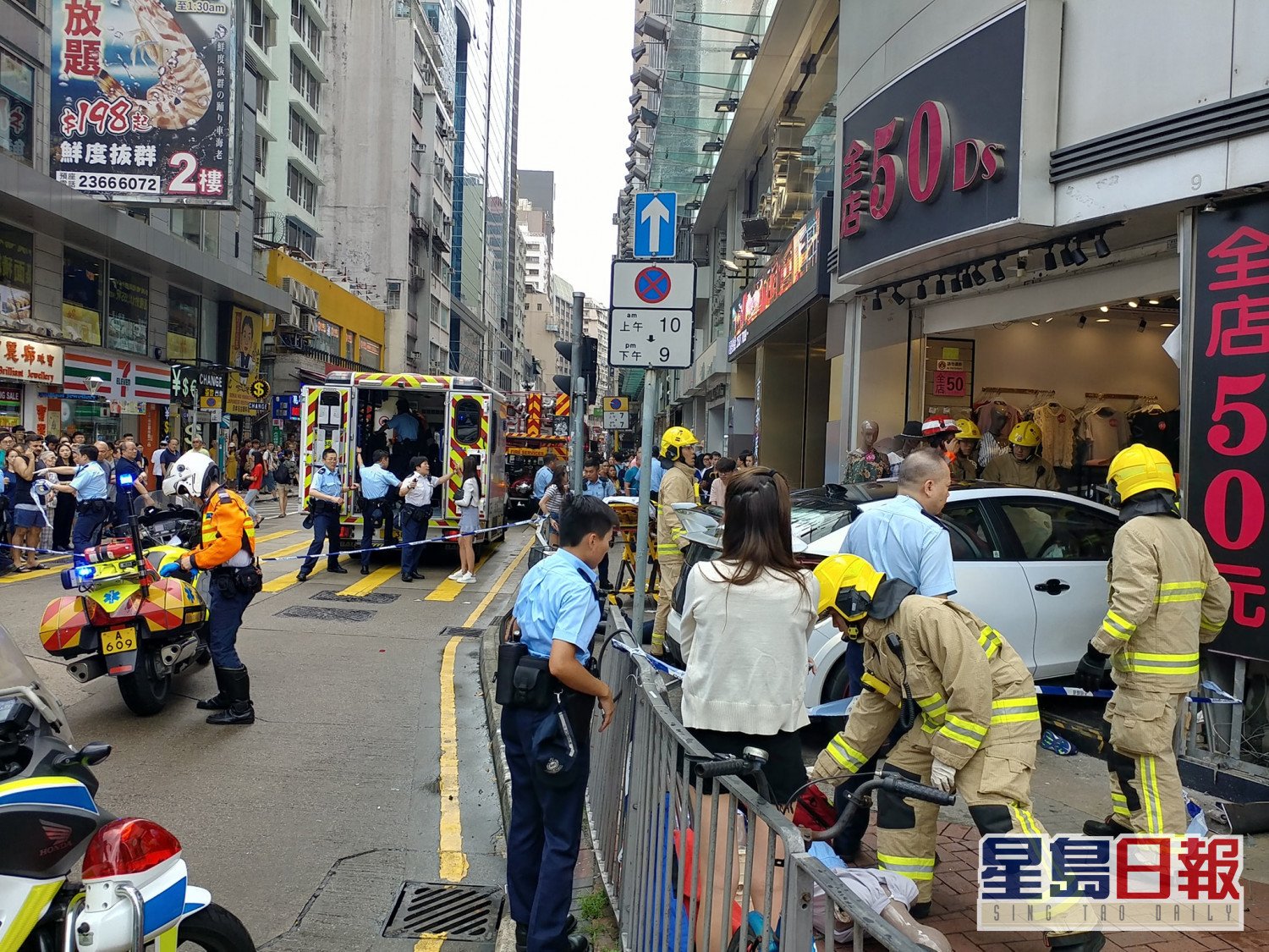 有片 金馬倫道私家車剷行人路撞店舖釀12傷司機涉酒駕被捕 星島日報