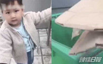 2歲男童阻媽媽扔紙箱 一句說話讓人感窩心
