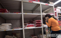金威廣場住戶攜行李前往隔離中心 附近超市糧食搶購一空