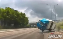 吐露港公路私家車疑切線致貨車失控翻側 司機乘客幸無大礙