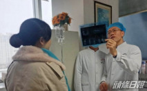 西安醫生邊吊鹽水邊診症 獲網民大讚敬業