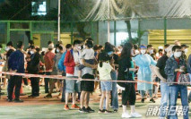 麗城花園封區有居民率先落樓 不滿未能提早檢測要排隊