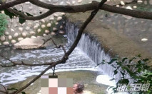 野人出沒? 男子一絲不掛躺排水溝嚇壞民眾