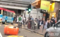 旺角黑衣人士垃圾桶雜物堵路 警方隧道口查車