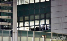 蘋果動新聞《9點半報道》播出最後一集 員工亮燈揮手道別