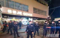 旺角「桔梗」晚上遇警搜查 傳媒及途人店外圍觀
