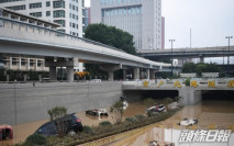 鄭州京廣路隧道拖出逾200輛泡水車 初步確認有人罹難