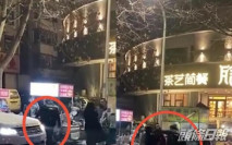 鄭州男不滿路邊攤擋路竟毆打攤主 警方介入調查