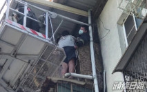 大叔為執10蚊銀仔爬出屋簷 腳軟被困求救消防