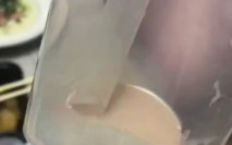 喝完奶茶驚見杯底有蟑螂 女客投訴反遭恐嚇:賠償金是你的棺材本
