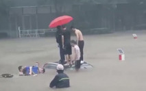 【鄭州暴雨】祖孫三人被困車內 11人奮力營救
