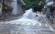 筲箕灣爆鹹水管沖裂馬路