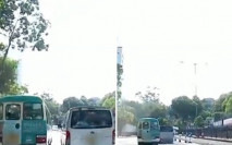 【Juicy叮】載客小巴疑阻客貨車過路障致擦撞 網民熱議