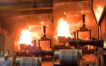 高雄鋼鐵工廠火警油桶爆炸 13隊消防出動撲救
