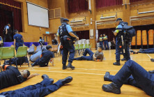 200警參與反恐演習 模擬有人持刀闖校園縱火 逾700師生一同參與