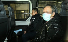 房委會千萬元貸款詐騙案 首腦潛逃廿年回港被捕 今坐輪椅出庭被控4罪