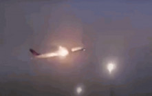 有片｜鐵鳥變火鳥 加航波音777客機起飛即猛噴火  緊急折返逼降