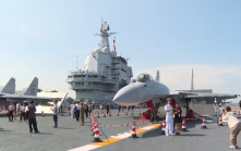 山東艦訪港｜首批持票巿民登艦參觀 海軍官兵與民眾合唱愛國歌曲