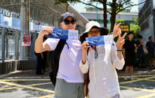 山東艦訪港｜有市民冀兒子參與貢獻國家軍事發展 有長者稱不懂網上搶飛 期待下次「派長者飛」