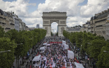 巴黎香榭麗舍大道免費野餐  4400名幸運兒享受慢活